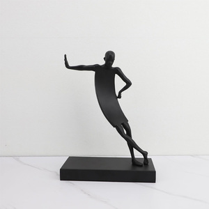Sculpture moderne abstraite en métal noir représentant un <span class=keywords><strong>homme</strong></span> poussant un cube <span class=keywords><strong>pour</strong></span> la décoration du salon, de la <span class=keywords><strong>chambre</strong></span>, du bureau, de l'hôtel ou de la maison - Product Image 3