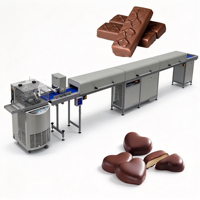Ligne de moulage de chocolat clé en main à une seule étape avec déposeur, table vibrante et tunnel de refroidissement pour barres et pralines