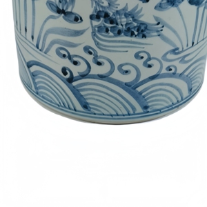 Pot cylindrique droit peint à la main avec motif de lotus bleu et blanc et de canards mandarins - Product Image 4