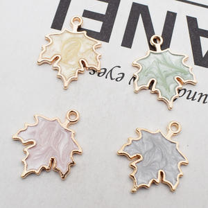 Pendentif <span class=keywords><strong>feuille</strong></span> <span class=keywords><strong>d</strong></span>'érable en alliage <span class=keywords><strong>d</strong></span>'émail, nouvelles couleurs <span class=keywords><strong>d</strong></span>'huile, plante, breloques pour bricolage, fabrication <span class=keywords><strong>d</strong></span>'accessoires de collier - Product Image 1