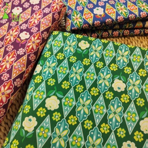 Tessuto in Cotone 100% di Alta Qualità con Stampe Colorate e <span class=keywords><strong>Motivi</strong></span> Anni '80 per Abiti - Product Image 2