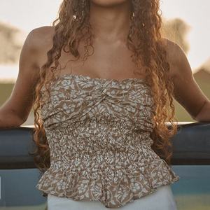 Top court à bretelles sans bretelles à imprimé floral inspiré de la plage de style occidental, à volants, de haute qualité, 100% rayonne - Product Image 1