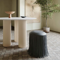Pouf rond minimaliste de luxe pour chambre à coucher, rembourré en cuir végétalien, avec franges et pompons en bois, tabouret pour bijoux et maquillage pour coiffeuse