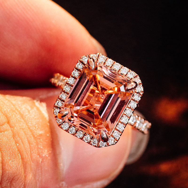 Bague en or massif 18 carats avec pierre précieuse de laboratoire.