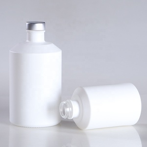 Bottiglia di <span class=keywords><strong>liquore</strong></span> di vino <span class=keywords><strong>bianco</strong></span> <span class=keywords><strong>e</strong></span> <span class=keywords><strong>nero</strong></span> lucido vuoto da 250ml 500ml <span class=keywords><strong>e</strong></span> imballaggio personalizzato in vetro - Product Image 3