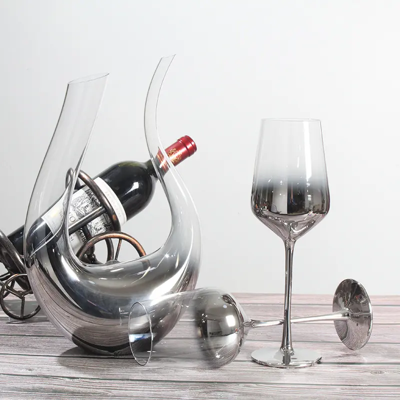 ยุโรปการออกแบบที่หรูหราเงินสีเทาไล่ระดับสีแชมเปญแก้วไวน์รูปตัวยูขวดเหล้าไวน์แดงและชุดแก้วไวน์
