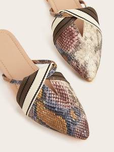 Zapatillas de plataforma china de cuero para mujer, zapatos planos de punta estrecha, venta al por mayor - Product Image 3