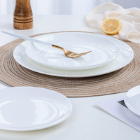 Assiette Ronde Plate en Porcelaine Fine Blanche de Luxe Minimaliste de Haute Qualité pour Service de Dîner et Utilisation au Micro-ondes (Vente en Gros)