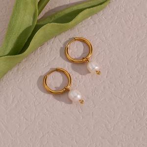 أقراط حلقية من اللؤلؤ من الفولاذ المقاوم للصدأ مطلية بالذهب وبسيطة عصرية بنمط هندسي رائجة البيع لهدايا الحفلات من نوع واحد - Product Image 3