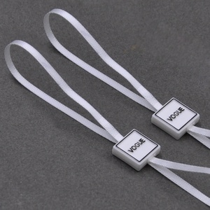 Étiquette de vêtement personnalisée avec logo de marque en relief 3D, boucle de suspension, étiquette en plastique scellée, étiquette durable avec cordon de verrouillage - Product Image 2