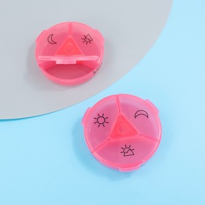 Boîte à pilules ronde en plastique rose avec couvercles et motif soleil et lune pour le rangement des médicaments - Product Image 3