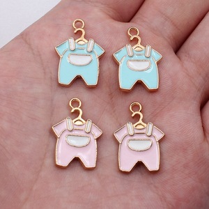 Ciondolo in lega color oro a forma di tutina per neonato, ideale come bomboniera o decorazione per baby shower - Product Image 1