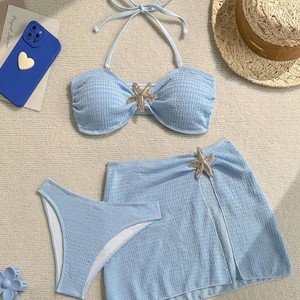 Ensemble bikini trois pièces bleu clair pour femme, haut bandeau avec détail étoile de mer, bas taille haute et jupe, maillot de bain pour la plage - Product Image 5