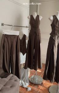 Ensemble chemise à manches et gilet marron disponible en échantillon + pantalon droit, style formel, mélange de polyester tissé, col en V - Product Image 5