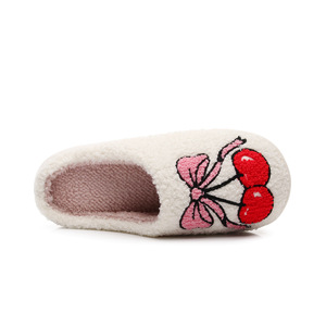 Pantoufles douces et moelleuses en peluche à imprimé cerises, grandes tailles, pour femmes, idéales pour la maison - Product Image 3