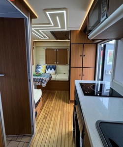 Nouveau <span class=keywords><strong>camping</strong></span>-<span class=keywords><strong>car</strong></span> diesel Howo 4-6 places avec terrasse, cuisine, toilettes, panneaux solaires et équipements de loisirs - Product Image 4