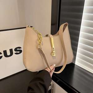 Sac à bandoulière et bandoulière en cuir PU à boucle en métal simple pour femme - Product Image 3