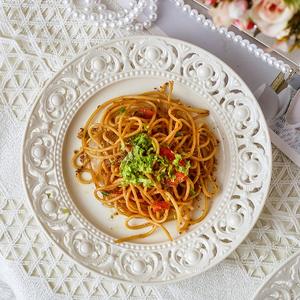 Assiette en céramique européenne à motif de rose en relief, fabriquée à la main, plateau à gâteau en céramique blanche nordique pour gâteau, dessert et décoration de mariage - Product Image 1