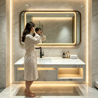 Meuble de salle de bain moderne de designer avec double vasque en marbre, lavabo en céramique blanc neige lumineux et miroir éclairé