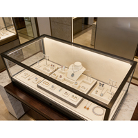 Vitrine de présentation de bijoux sur mesure Artworld Displays, vitrine en verre trempé pour comptoir de bijouterie, vitrine en verre