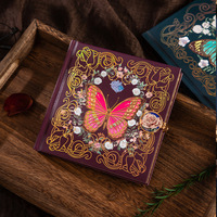 Carnet de notes vintage gothique avec papillon, pages colorées, rose séchée et serrure, décor floral esthétique, pour scrapbooking
