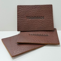 Étiquettes de vêtements personnalisées en cuir PU gaufré écologique, découpe droite, impression par transfert thermique, design couleur sur mesure pour