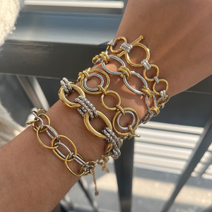 Bracciale a Catena Bicolore Minimalista J&D Impilabile Placcato Oro 18k Gioiello Delicato da Sposa Estetica Moderna a Strati di Tendenza - Product Image 4