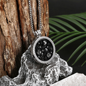 Collier pendentif diamant en acier inoxydable noir, circulaire avec diamants taille brillant, unisexe, pour usage quotidien - Product Image 2