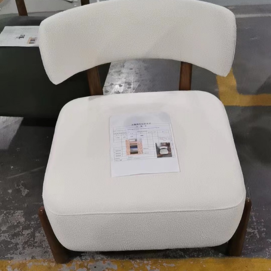 เท้าสีวอลนัทบุนวมนุ่มสีขาว