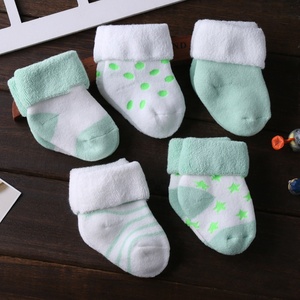 Nouvel ensemble de chaussettes pour bébé fille, motif rayé doux, amusant et mignon, en coton biologique, idéal pour l'hiver - Product Image 4