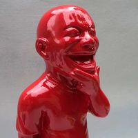Sculpture de figurine humaine en résine rouge, rieuse et joyeuse, abstraite, intéressante, agréable, pour décoration de table.