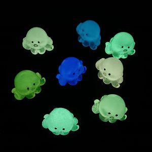 100 unids/lote 14*18MM luminosas Mini figuritas de pulpo de resina que brillan en la oscuridad adorno en miniatura para casa de muñecas paisaje habitación DIY artesanía - Product Image 5