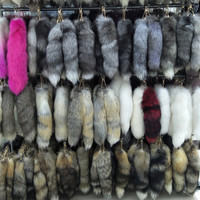 Porte-clés queue de renard tendance, pompon queue de loup, étiquette de sac, pompon noir et marron, porte-clés de voiture en peluche douce, sangle, chaîne, cadeaux