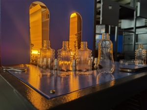 Halbautomatische PET- & <span class=keywords><strong>PP</strong></span>-Flaschenblasmaschine mit PLC-Motor, Lager & Pumpe - Umweltfreundlich, Multifunktional, 1-2 Kavitäten - Product Image 5