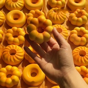Jouet Squishy en PU Super Doux en Forme de Pâtisserie Pétale, à Rebond Lent, Simulation Alimentaire, Anti-Stress et de Décompression, Cadeau pour Enfants et Adultes - Product Image 2