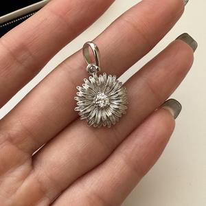 Pendentif tournesol en argent sterling S925 de style vintage, design rétro français, niche, luxe léger, petit pendentif fleur - Product Image 3