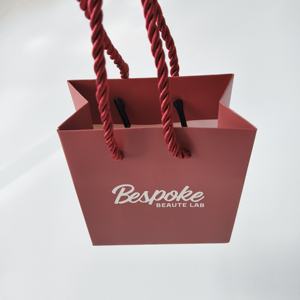Sacs en papier bordeaux de luxe personnalisés avec poignée, imprimés en feuille d'or blanc, pour cadeaux de mariage, de fête ou de la Saint-Valentin - Product Image 6