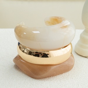 Bracelet <span class=keywords><strong>asymétrique</strong></span> large <span class=keywords><strong>carré</strong></span> tendance, bracelet statement en résine translucide marbrée dégradée surdimensionné pour femme, vente en gros - Product Image 2