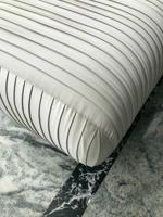 Banc ottoman plissé de luxe moderne avec pieds en métal doré pour hôtel, appartement, villa, chambre à coucher, salon