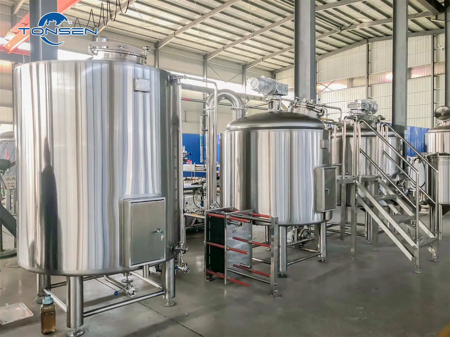 مجموعة كاملة من معدات تخمير البيرة التجارية سعة 1000 لتر من الفولاذ المقاوم للصدأ تستخدم كمشروع جاهز للمصانع
