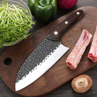 Un couteau à découper la viande de haute qualité, extrêmement tranchant, fabriqué en acier inoxydable, avec une poignée en bois, adapté à la cuisine