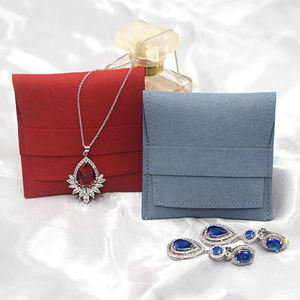 Pochette à bijoux carrée en microfibre avec logo personnalisé, fermeture à bouton, multicolore, avec design d'enveloppe à rabat pour un rangement et une présentation faciles - Product Image 2