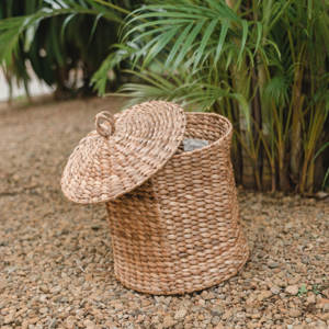Panier à linge artisanal en jacinthe d'eau avec couvercle, panier de rangement tissé GARUT en 3 tailles, organiseur de vêtements écologique - Product Image 4