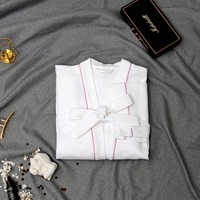 Peignoir en éponge gaufré de couleur blanche 100% coton confortable de luxe pour hôtel 5 étoiles avec impression personnalisée