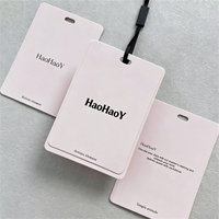Étiquettes de vêtements personnalisées les plus vendues avec logo imprimé sur papier gaufré 800G, étiquettes volantes imperméables