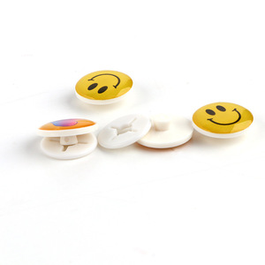 Attaches magnétiques Fu Cai 20x15mm en plastique, design cœur souriant, pour accessoires vestimentaires - Product Image 4