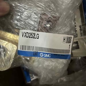 صمام ملف لولبي أصلي من SMC يعمل بالتحكم التوجيهي بمنفذين طراز VXD252LA VXD252LG، صمام ملف لولبي ثنائي الاتجاه، صمام ملف لولبي للماء 24 فولت - Product Image 1