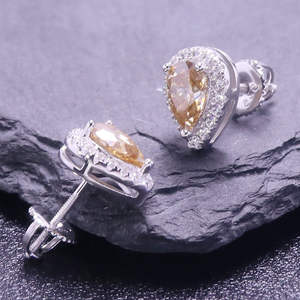 Pendientes de Silicona con Diseño de Pera de 1 Quilate, Chapados en Oro y Plata, con Acabado Brillante Amarillo - Product Image 4