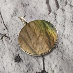 Pendentif artisanal en argent sterling 925 avec serti clos, pierre précieuse plate ronde de 30 mm en labradorite naturelle - Product Image 3