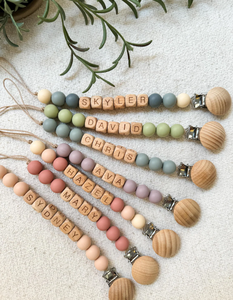 Juego personalizado de clip y sonajero para chupete | Regalo personalizado para Baby Shower - Product Image 2